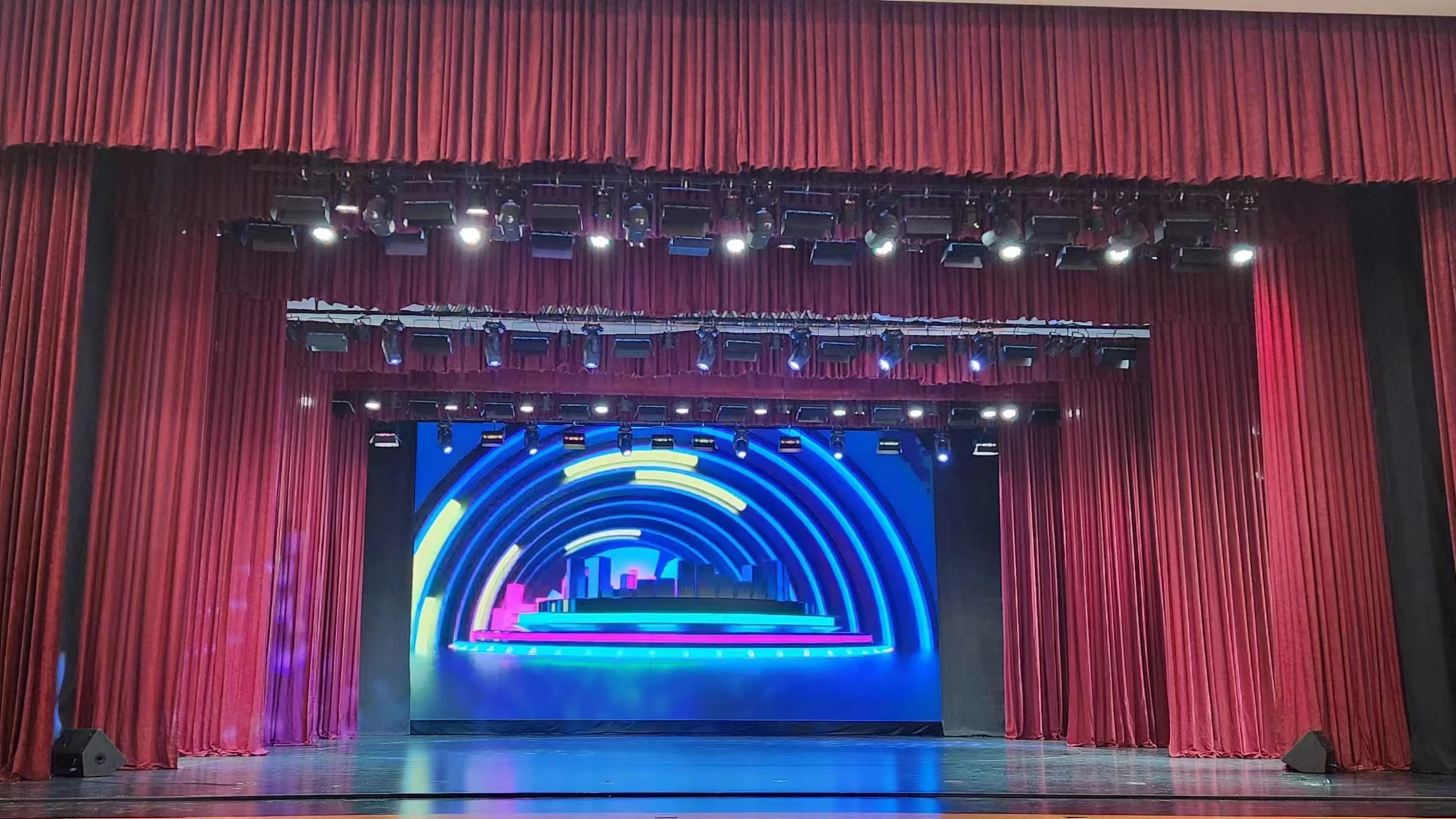 蒙古國 肯特會(huì)議中心劇院 舞臺(tái)機(jī)械、燈光、音響、LED屏項(xiàng)目已順利交付使用